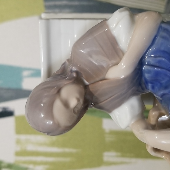 Copenhagen Porcelain The Little Match Girl B&G Bing and Grondahl Figurine Signed - Picture 3 of 13